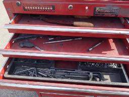 Coffre a outil avec son contenu