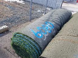 Rouleau de tapis gazon environ 15pi de large, longueur inconnu