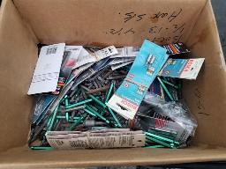 Lot d'environ 700 bits neuves de mod&egrave;les vari&eacute;s