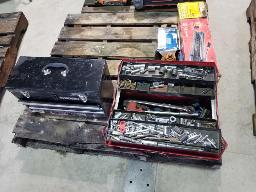 2 Coffres &agrave; outils avec le contenu, coupe c&eacute;ramique, 2 jacks &agrave; bouteille