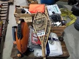 Lot d'articles vari&eacute;s:, toile solaire, BBQ, 2 tables pliantes