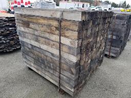 Environ 144 morceaux 4po x 4po x 53po avec rainures 11/4 x 1/4