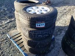 4 Pneus BFGOODRICH 235/70R16 hiver avec jante