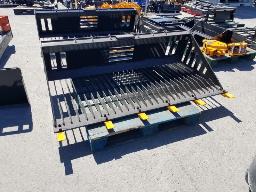 1 Godet &agrave; roche avec dent 66'' , attache skid steer, neuf