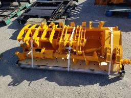 6 Accessoires pour excavatrice compacte CAT301: 2 godets &agrave; foss&eacute;, 1 godet &agrave; dent, 1 peigne, 1 grappin, 1 tari&egrave;re *, neuf