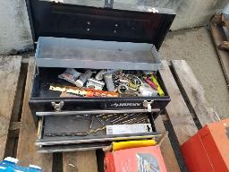 2 Coffres &agrave; outils avec le contenu, coupe c&eacute;ramique, 2 jacks &agrave; bouteille
