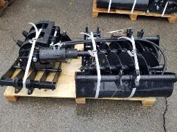 Lot de 9 pi&egrave;ces pour mini excavatrice: Quick attache, ripper, godet a dent, 2 godet a foss&eacute;, rateau, 2 tari&egrave;res, neuf