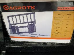 AGT Set de fourche avec carcan mod&egrave;le SA100 AGROTK attache skid steer, neuf