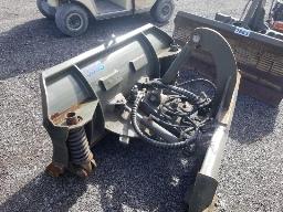 Gratte pivotante attache skid steer 57po