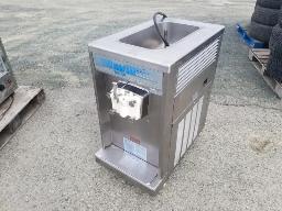 Machine a cr&egrave;me glac&eacute;e 220V marque TAYLOR mod&egrave;le 750-27