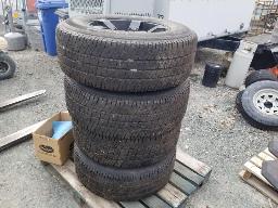 4 pneus MICHELIN LT275/70R18 avec jantes Ruffino