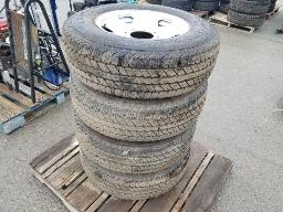 4 pneus d'&eacute;t&eacute; LT245/75R17 CONTINENTAL CONTITRACT avec jantes F250-F350