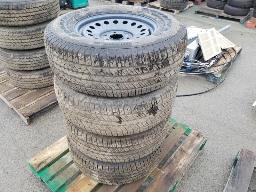 4 Pneus d'&eacute;t&eacute; P265/70R17 GOODYEAR WRANGLER avec jantes GMC 6x139.7