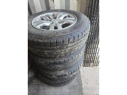 DANVILLE 4x pneus NOKIAN hiver sur jantes GMC 3500 avec clous LT275/70R18 + 4x pneus YOKO &eacute;t&eacute; sur jantes de MITSUBISHI 215/70R16