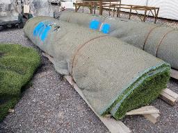 Rouleau tapis gazon synth&eacute;tique environ 15pi de long, env 3500 lbs