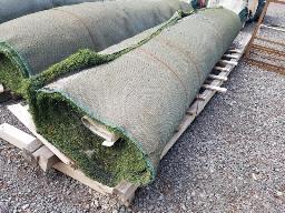Rouleau tapis gazon synth&eacute;tique environ 15pi de long, env 3500 lbs