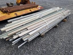 Lot vari&eacute;s de moulures pour rev&ecirc;tement vinyle