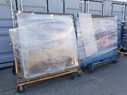Lot de vitres et chassis, grandeurs vari&eacute; avec chariot