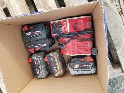 5 batteries MILWAUKEE m18 avec chargeur