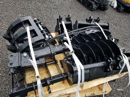 Lot de 9 pi&egrave;ces pour mini excavatrice 12EX-ATA: attache rapide, ripper, godet &agrave; dents, 2 godets &agrave; foss&eacute; 500 mm et 800mm, r&acirc;teau, 2 tari&egrave;res 30 cm et 20 cm, grabber