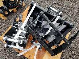 Lot de 5 pi&egrave;ces pour mini excavatrice 12EX-SET5: attache rapide, ripper, godet &agrave; dents 250mm, godets &agrave; foss&eacute; 600 mm, r&acirc;teau 500mm