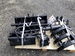 Lot de 9 pi&egrave;ces pour mini excavatrice 12EX-ATA: attache rapide, ripper, godet &agrave; dents, 2 godets &agrave; foss&eacute; 500 mm et 800mm, r&acirc;teau, 2 tari&egrave;res 30 cm et 20 cm, grabber