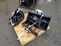 Lot de 5 pi&egrave;ces pour mini excavatrice 12EX-SET5: attache rapide, ripper, godet &agrave; dents 250mm, godets &agrave; foss&eacute; 600 mm, r&acirc;teau 500mm