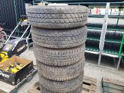 6 pneus LT 225/75R16 4 Michelin 2 Bridgestone avec jantes