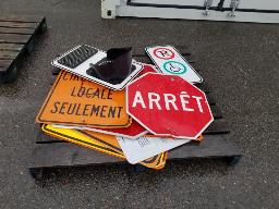 13 panneaux de signalisation