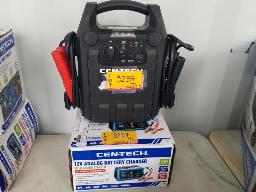 Chargeur CEN-TECH 12Vm charge intelligente et Booster Pack CEN-TECH 630 amp&egrave;res, d&eacute;marreur portable 630A