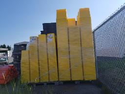 Environ 570 Contenants 38L, Rectangle 11 x 15 x 14po haut, plastique jaune- 2 palettes