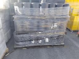 Environ 105 contenant 19L, petit baril plastique ouvert viss&eacute;