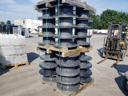 Environ 32 Tourets plastique 24po x 14po x 6po