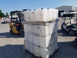 Environ 63 contenants bidons carr&eacute;s de plastique usag&eacute; - bleu/blanc