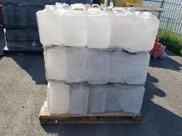 Environ 60 Contenants16L, bidon plastique carr&eacute; ferm&eacute; 1 bouchon