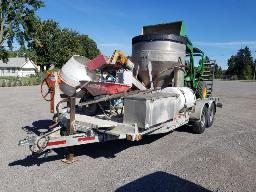 B&eacute;tonni&egrave;re sur remorque avec tracteur