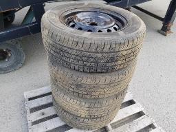 4 pneus &eacute;t&eacute; 205/65R15 avec jante corolla/prius