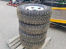 4 pneus LT285/75R16 BF Goodrich ALL Terrain homologu&eacute; hiver avec jante 8X165