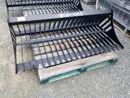 Godet &agrave; roche 66``, attache Skid-Steer