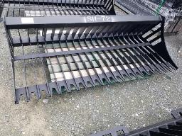 Godet &agrave; roche 72``, attache Skid-Steer