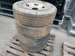 4 pneus d'&eacute;t&eacute; LT 245/75R16 Bridgestone V-Steel avec jante 8 x 165