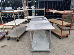 3 &eacute;tag&egrave;res sur roues + 1 table de travail
