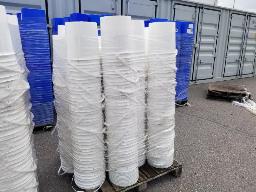 Environ 135 contenants de 23L, 11``x 15``