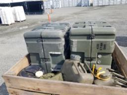 2 caisses militaires + 3 barils &agrave; eau + 3 bidons &agrave; essence + 2 toiles + 3 tapis verts.