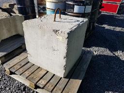 1 bloc de b&eacute;ton, 27``x 27``x 27``