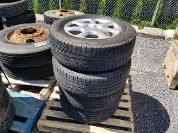 4 pneus Michelin Latitude X-ice 235/65/R17 avec jantes.