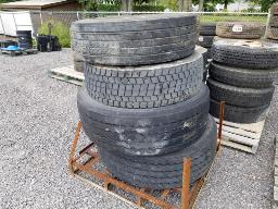 Lot de pneus vari&eacute;s pour camion
