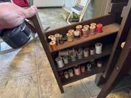 St-Prosper: Machine &agrave; coudre avec meuble de rangement. Contenu des tiroirs inclus : aiguilles, fils et accessoires de couture.