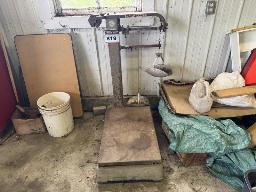 St-Prosper: Vieille balance antique pour peser le grain.