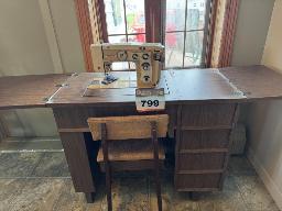 St-Prosper: Machine &agrave; coudre avec meuble de rangement. Contenu des tiroirs inclus : aiguilles, fils et accessoires de couture.